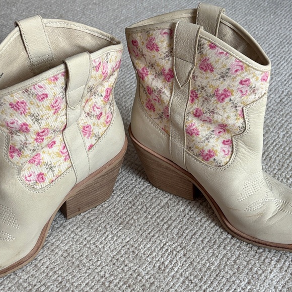 Dolce Vita Cream and Pink Ankle Boots - Picture 4 of 4